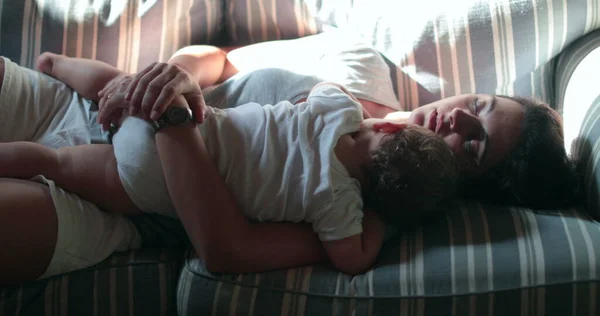 Dormire Mamma Pisolino Con Bambino Sul Divano Durante Pomeriggio — Foto Stock