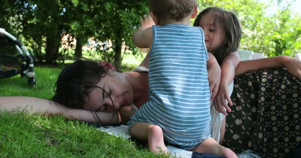 Mutter Macht Pause Kinder Wollen Dass Mama Aus Mittagsschlaf Aufwacht — Stockfoto