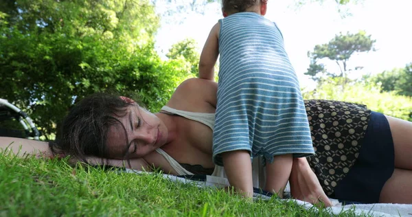 Mor Sover Gräs Utanför Utmattad Trött Förälder Vilar Utomhus Baby — Stockfoto
