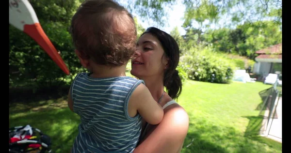 Ibu Peduli Dan Mengasihi Bayi Balita Luar Halaman Belakang Selama — Stok Foto