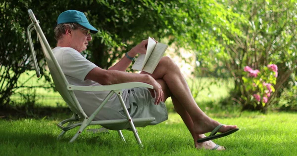 Person Reading Book Park Retired Man Enjoying Story — Stock fotografie