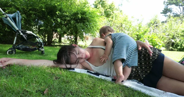 Mutter Schläft Draußen Gras Baby Die Aufmerksamkeit Der Mutter Wacht — Stockfoto