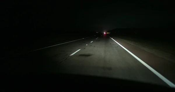 晚上在公路上驾驶的乘客透视 — 图库照片