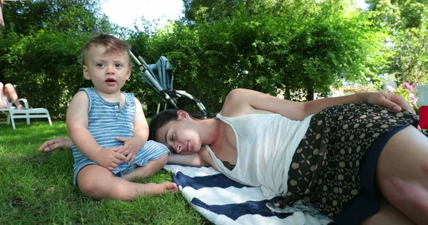 Eltern Machen Draußen Pause Und Schlafen Gras — Stockfoto