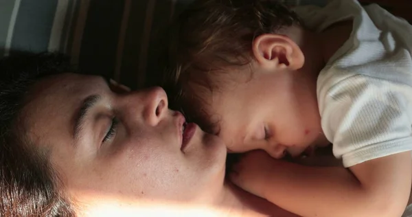 stock image Mother and baby afternoon nap