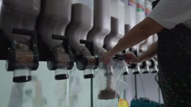 Pet Shop 'ta Uygun Köpek maması dağıtıcısı: Kolay Çanta Doldurma Süreci