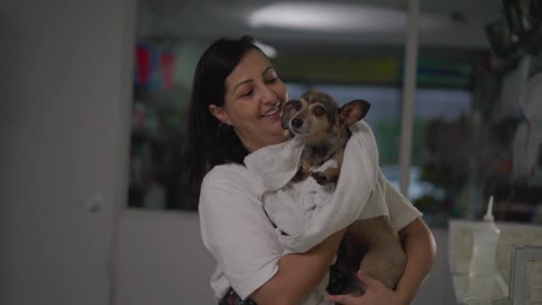 Jedna Šťastná Žena Zaměstnankyně Mytí Péče Psa Obchodě Zvířaty — Stock video
