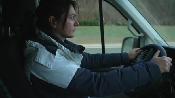 Kółkiem Pewna Siebie Kobieta Prowadzi Samochód Ciężarowy — Wideo stockowe
