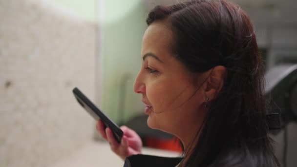 Uma Mulher Brasileira Enviando Mensagem Voz Com Dispositivo Smartphone Pessoa — Vídeo de Stock
