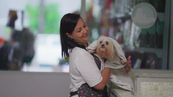 Happy Pet Shop Dipendente Che Tiene Shih Tzu Dog Dopo — Video Stock
