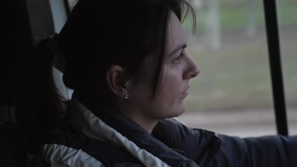 Profil Einer Frau Steuer Eines Fahrenden Fahrzeugs Mit Ernstem Gesichtsausdruck — Stockvideo