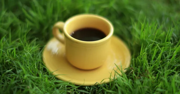 Желтая Чашка Кофе Траве Снаружи — стоковое фото