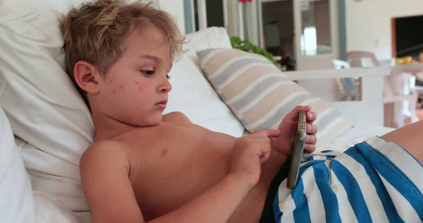 Ung Pojke Ligger Soffan Med Hjälp Smartphone Enhet — Stockfoto