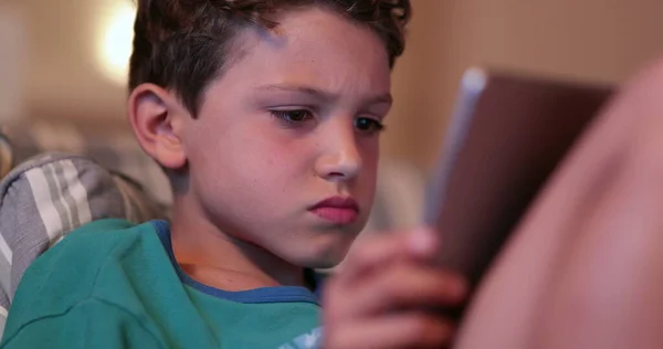 Egy Fiatal Fiú Aki Táblagépet Használ Kölyök Képernyőt Bámulja Éjszaka — Stock Fotó