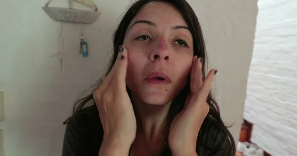 30多岁的女人在脸上涂防晒霜 女士涂防晒霜 — 图库照片