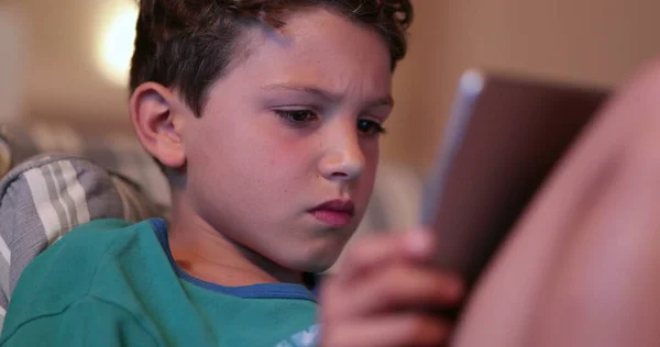 Niño Pequeño Utilizando Tecnología Dispositivo Tableta Chico Mirando Pantalla Por —  Fotos de Stock