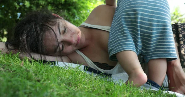 Unavená Matka Spí Venku Trávě Dítě Chce Pozornost Probudit Rodiče — Stock fotografie