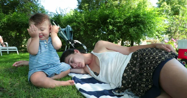 Moe Moeder Gelegd Gras Buiten Slapen Naast Baby Zuigeling — Stockfoto