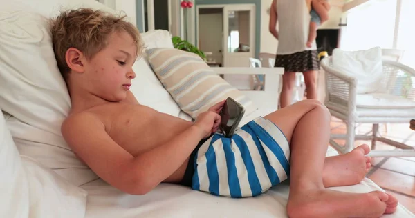 Młody Chłopiec Maluch Pomocą Smartfona Urządzenia Zewnątrz — Zdjęcie stockowe