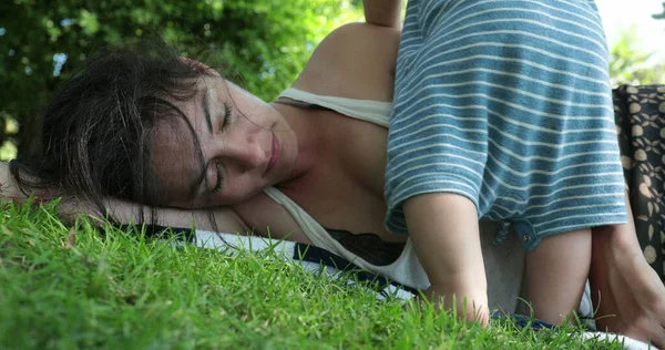 Cansado Mãe Dormindo Livre Colocado Grama Bebê Querendo Atenção Acordar — Fotografia de Stock
