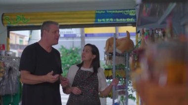 Pet Shop 'tan Müşteri Alışverişi: Köpek Seçme Ögesi' nde İşletme Sahibi Yardımcılığı
