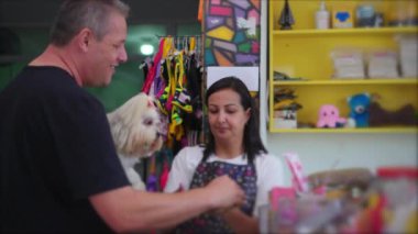 Pet Shop 'ta hizmet için ödeme yapan müşteri. İşyeri sahibi, evcil hayvanları yıkadıktan sonra ödeme yapıyor.