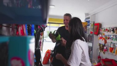 Pet Shop 'tan Erkek Müşteri Alışverişi: Kadın İşletme Sahibi Yerel mağazada Köpek Ögesi Seçiminde Yardım Ediyor