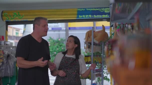 Kunden Kaufen Zoohandlung Ein Geschäftsinhaberin Hilft Mann Bei Der Auswahl — Stockvideo