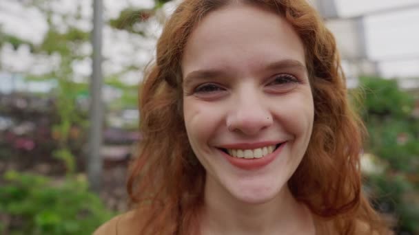 Ευτυχισμένη Γυναίκα Πρόσωπο Που Χαμογελάει Στην Κάμερα Πορτρέτο Του Κόκκινα — Αρχείο Βίντεο