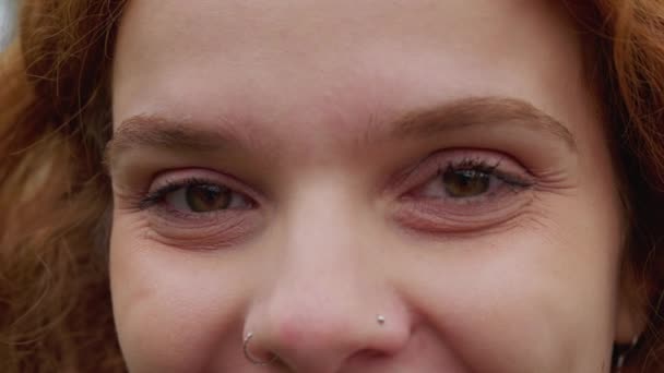 Žena Usmívá Kameru Makro Detailu Extrémní Těsný Záběr Ženy Třiceti — Stock video