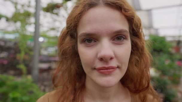 Wajah Dekat Seorang Wanita Usia Melihat Kamera Dengan Ekspresi Alami — Stok Video