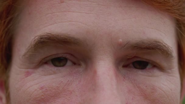 Muž Měnící Emoce Makroskopické Oči Pozorující Kameru Muž Běloch Zrzka — Stock video