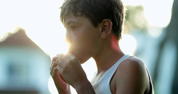 아이들은 밖에서 햇빛으로 과일을 먹습니다 소년은 건강에 간식을 먹는다 — 스톡 사진