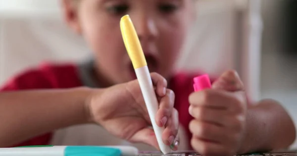 Дитячий Малюнок Жовтою Ручкою Хлопчик Тоддлер Створює Створює — стокове фото