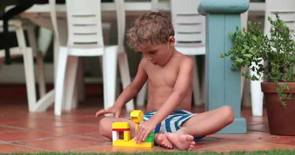 Dziecko Bawiące Się Klockami Zabawki Zewnątrz — Zdjęcie stockowe