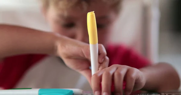 Дитячий Малюнок Жовтою Ручкою Хлопчик Тоддлер Створює Створює — стокове фото