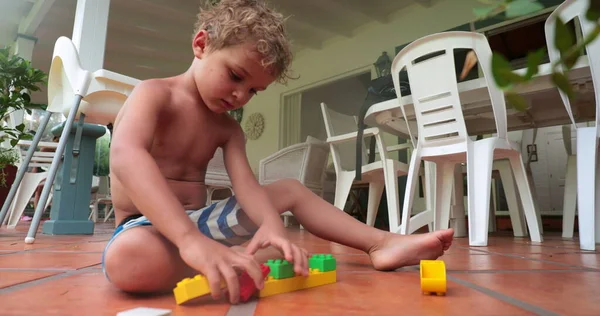 Παιδί Παίζει Μόνο Του Στο Σπίτι Μπλοκ — Φωτογραφία Αρχείου