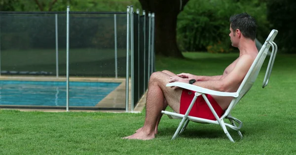夏日在游泳池边放松的男人 — 图库照片