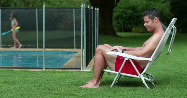 여름에 수영장에서 휴식을 취하는 — 스톡 사진