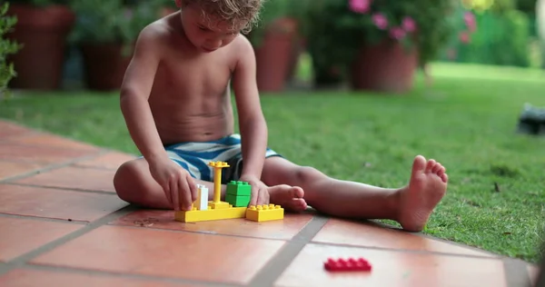 Kinder Spielen Mit Blockstücken Freien — Stockfoto