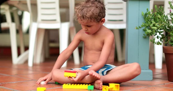 Dziecko Bawiące Się Klockami Blok Konstrukcyjny Dla Maluszka — Zdjęcie stockowe