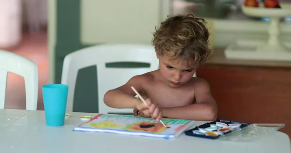 Criança Pintura Criação Com Escova Casa Criança Elaboração Utilização Tinta — Fotografia de Stock