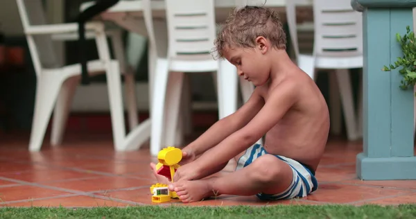 Kid Spelen Door Zichzelf Buiten Met Bouwstenen — Stockfoto