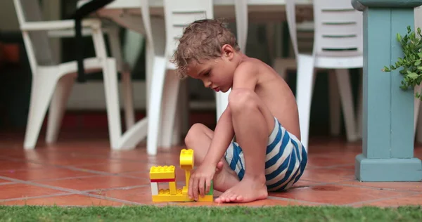 Criança Brincando Com Blocos Brinquedo Livre — Fotografia de Stock