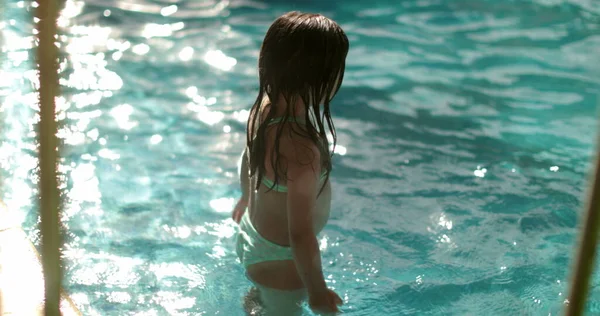 在游泳池边 背着小女孩 克服了游泳的恐惧 — 图库照片