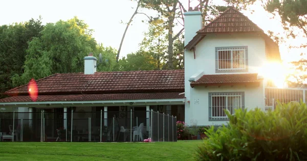 Einfamilienhaus Wohnhaus Außenpool Hinterhof Mit Linse Flare Sonnenuntergang — Stockfoto