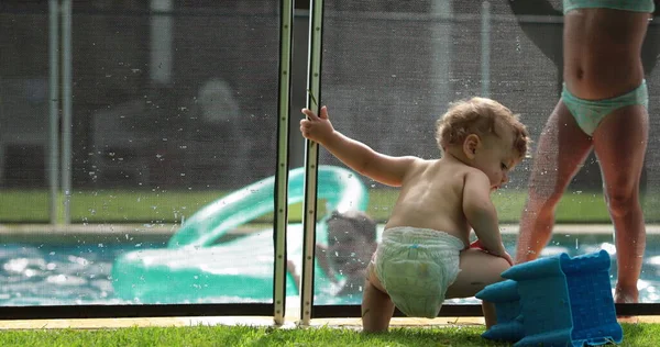 Aile Yüzme Havuzunda Bebek Planda Çocuklar Arka Planda Suyun Içinde — Stok fotoğraf