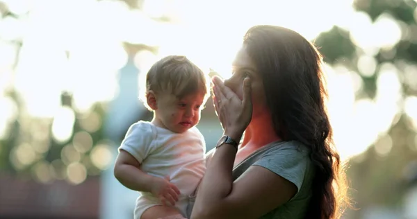 Candid Mom Holding Baby Infant Sunset Woman Scratching Nose Face — Zdjęcie stockowe