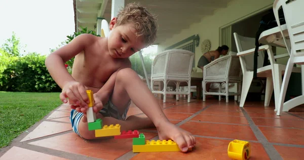 Дитячий Хлопчик Грає Будівельними Блоками Вдома Відвертий Хлопчик Грає Сам — стокове фото