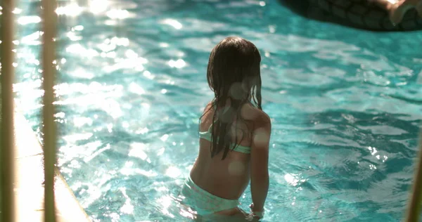 Kind Bij Het Zwembad Water Bang Het Water Komen — Stockfoto
